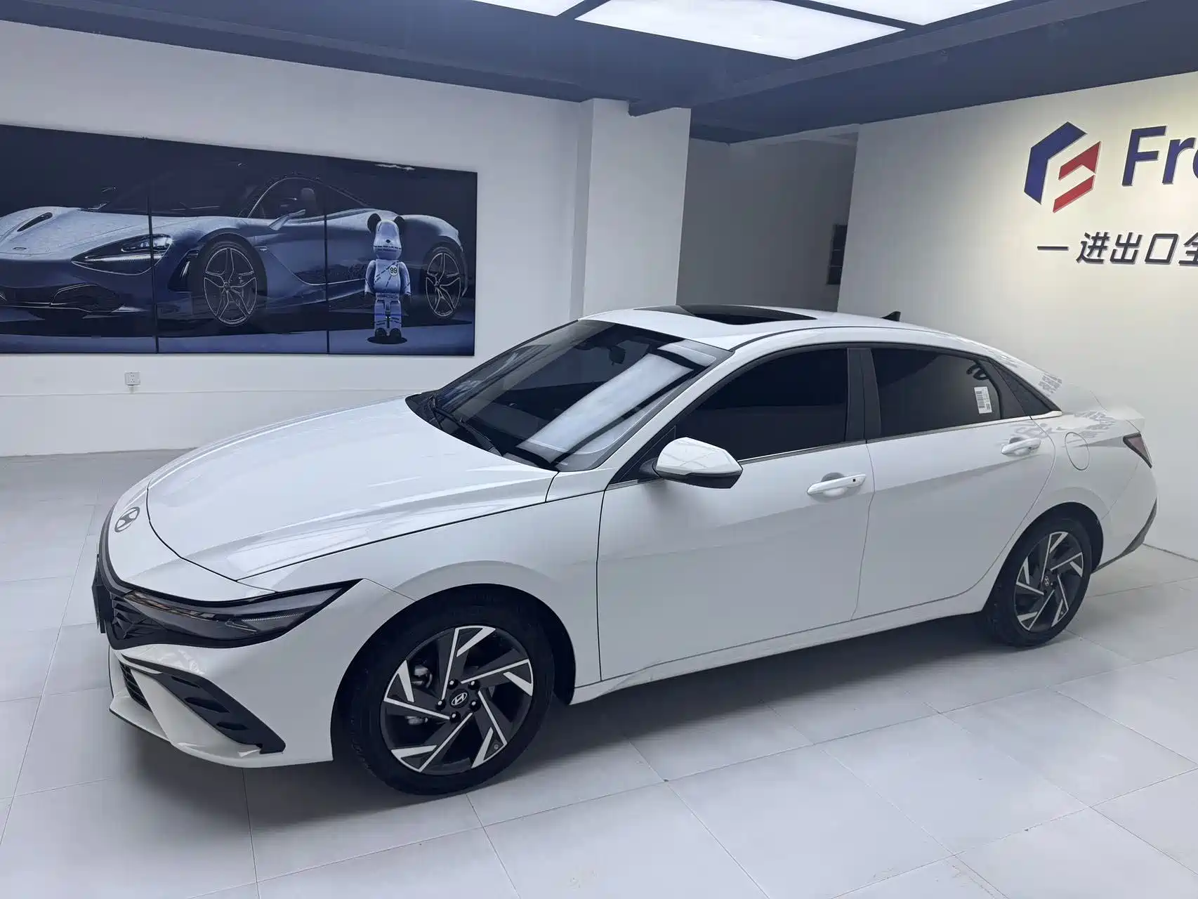 Photo 4 - Hyundai Elantra