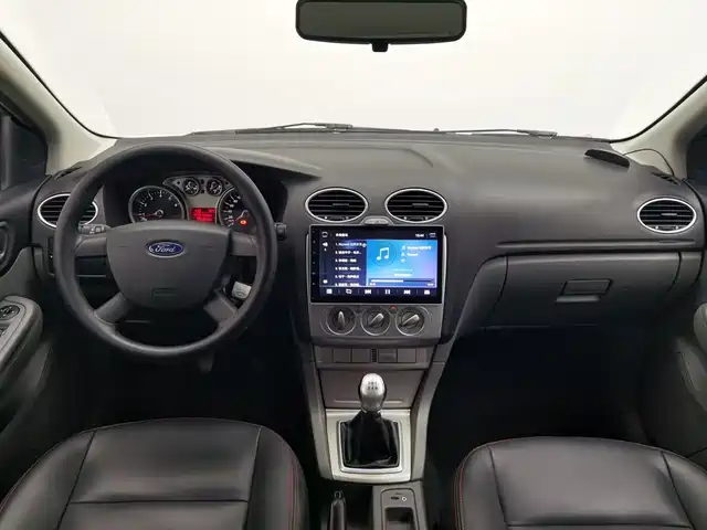 Ford Focus 2013 Hatchback Classic 1.8L Manual Base — фото 5