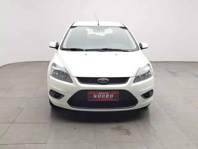 Ford Focus 2013 Hatchback Classic 1.8L Manual Base — фото 3