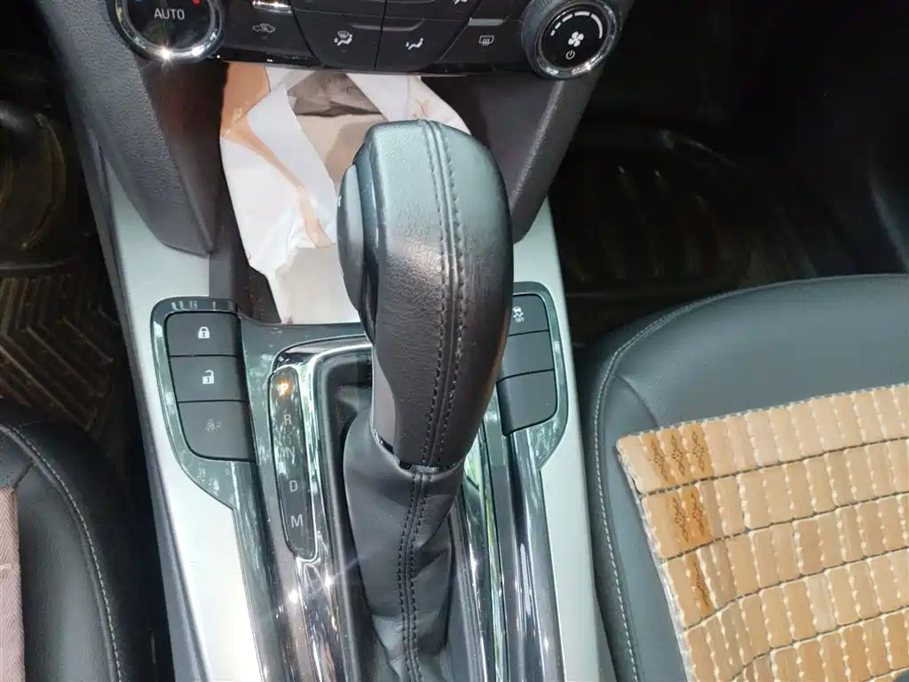 Chevrolet Malibu 2016 2.0L Automatic Luxury фото 7