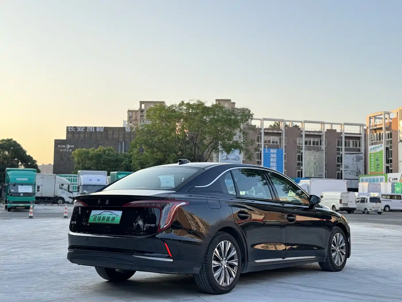 Hongqi E-QM5 2023 Basic Travel Edition фото 7