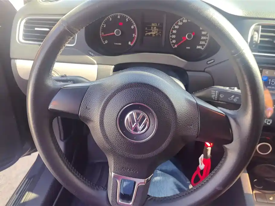 Volkswagen Sagitar 2014 Facelift 1.6L Automatic Leading Version фото 15