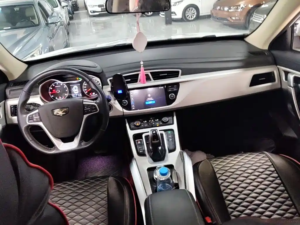Фото 10 - Geely Atlas