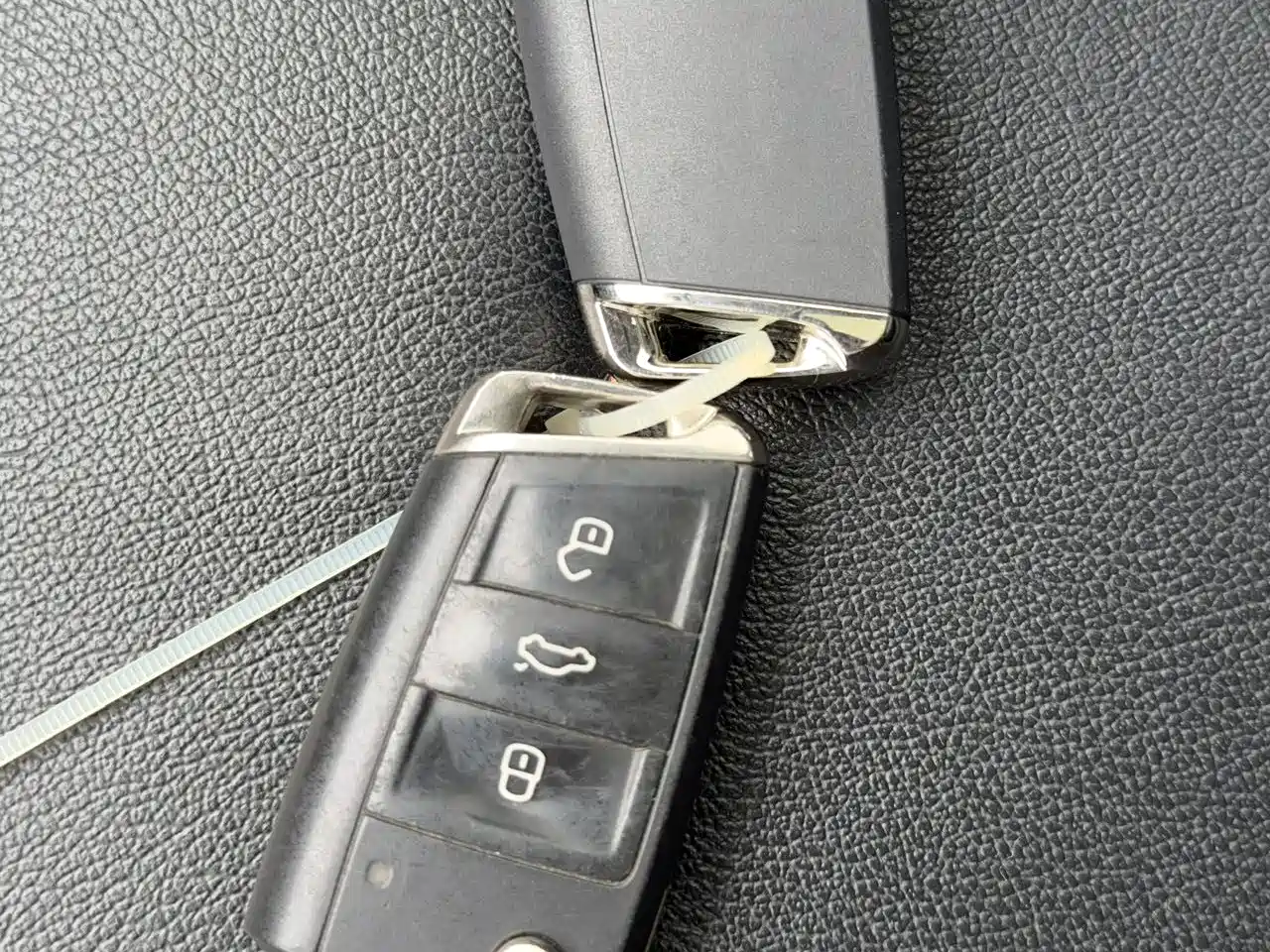 VOLKSWAGEN T ROC EXPLORING SONGS