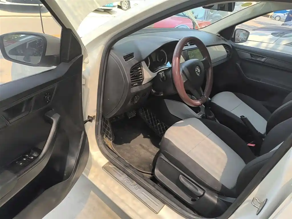Škoda Fabia 2017 1.4L Auto Car Enjoy Edition фото 16