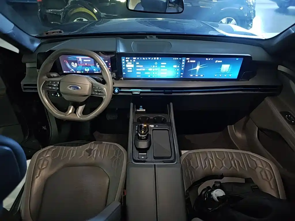 Фото 10 - Ford Edge