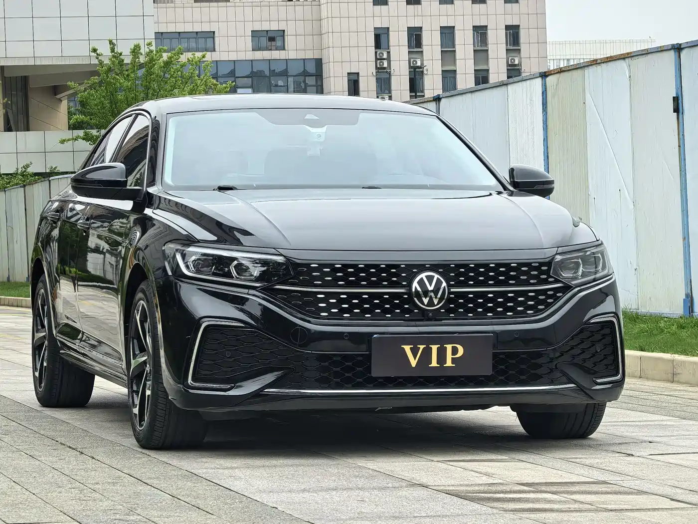 Volkswagen Passat 2023 330TSI Starlight Premium Edition фото 3