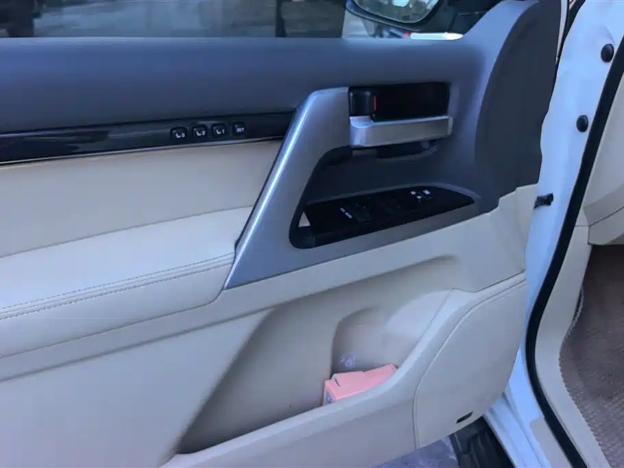 Toyota Land Cruiser 2016 4.6L Automatic VX-R фото 7