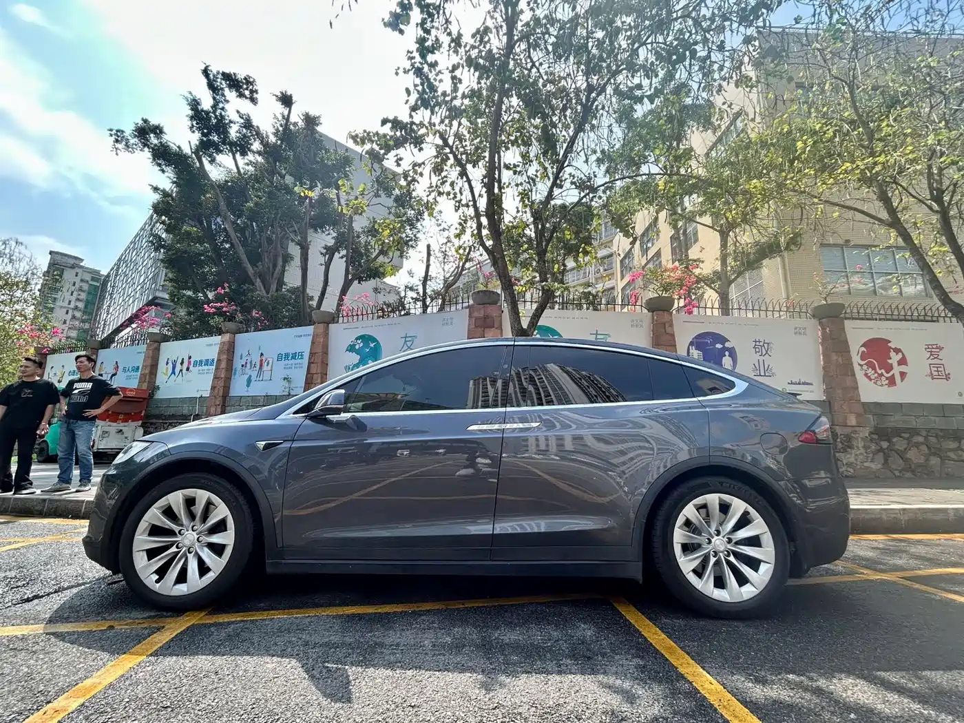 TESLA MODEL X