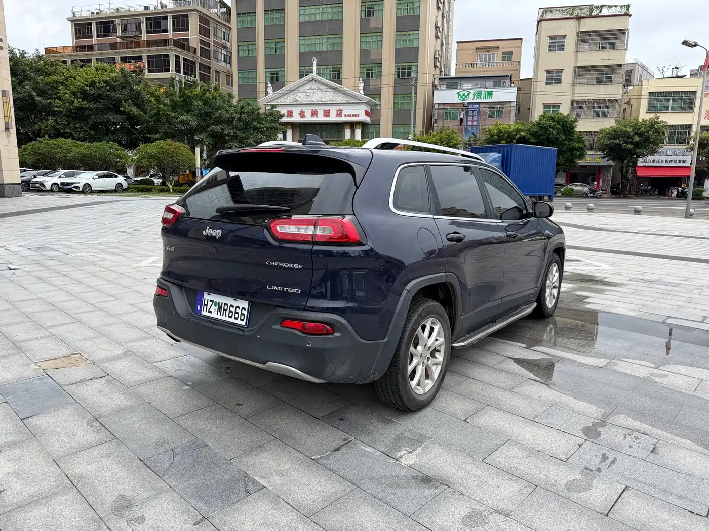 Photo 7 - Jeep Cherokee