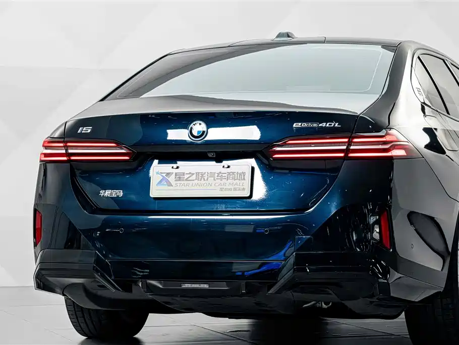 Photo 7 - BMW i5