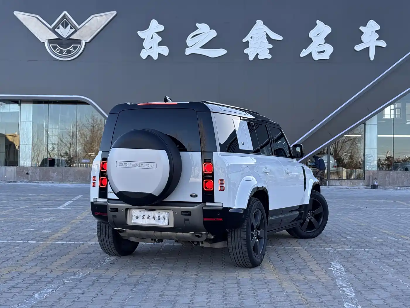 Land Rover Defender 2023 Model 110 3.0T P400 X-DYNAMIC HSE фото 2