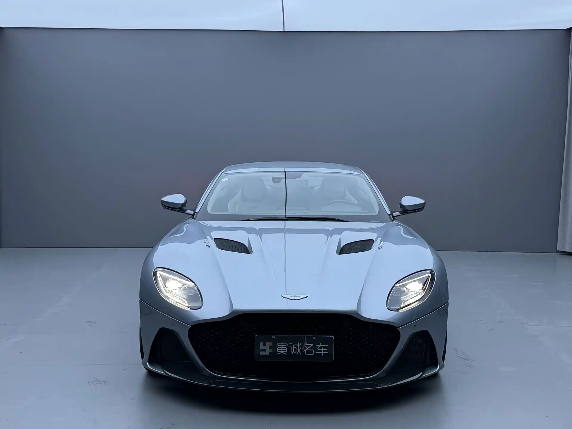 Фото 2 - Aston Martin DBS