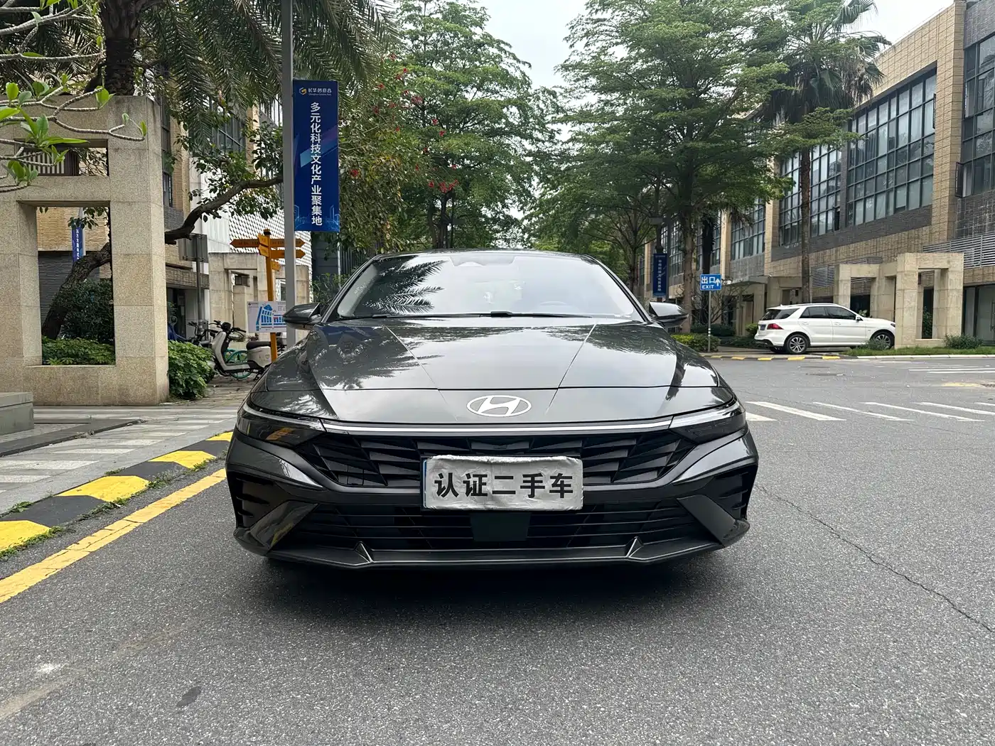 Hyundai Elantra 2023 Model 1.5L CVT LUX Premium Edition фото 2