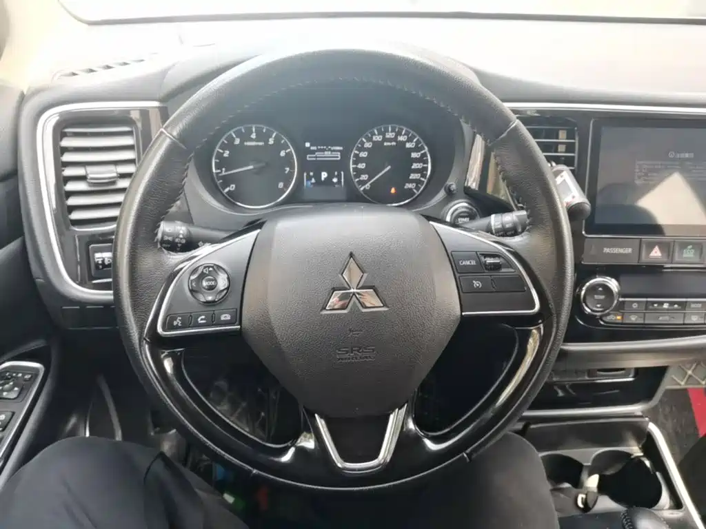 Фото 11 - Mitsubishi Outlander