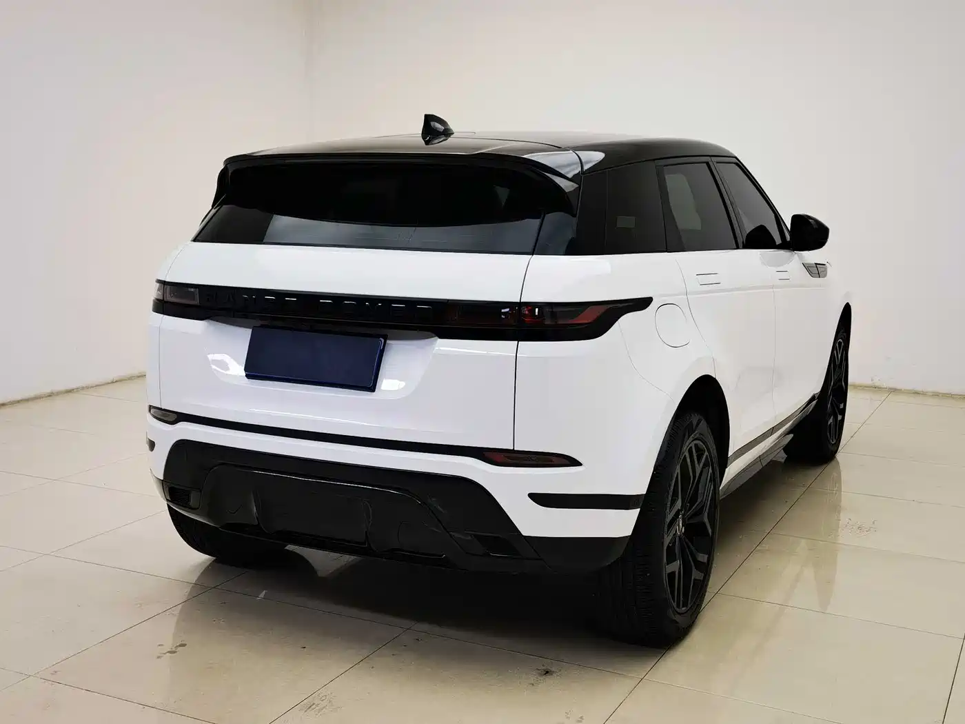 Land Rover Range Rover Evoque 2020 Model 249PS R-DYNAMIC S Gloss Black Sport Edition фото 4
