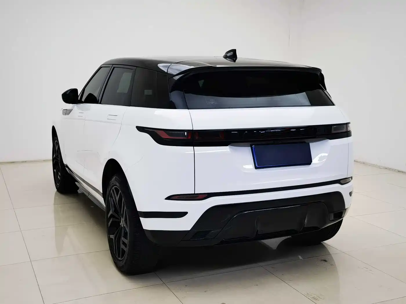 Land Rover Range Rover Evoque 2020 Model 249PS R-DYNAMIC S Gloss Black Sport Edition фото 6