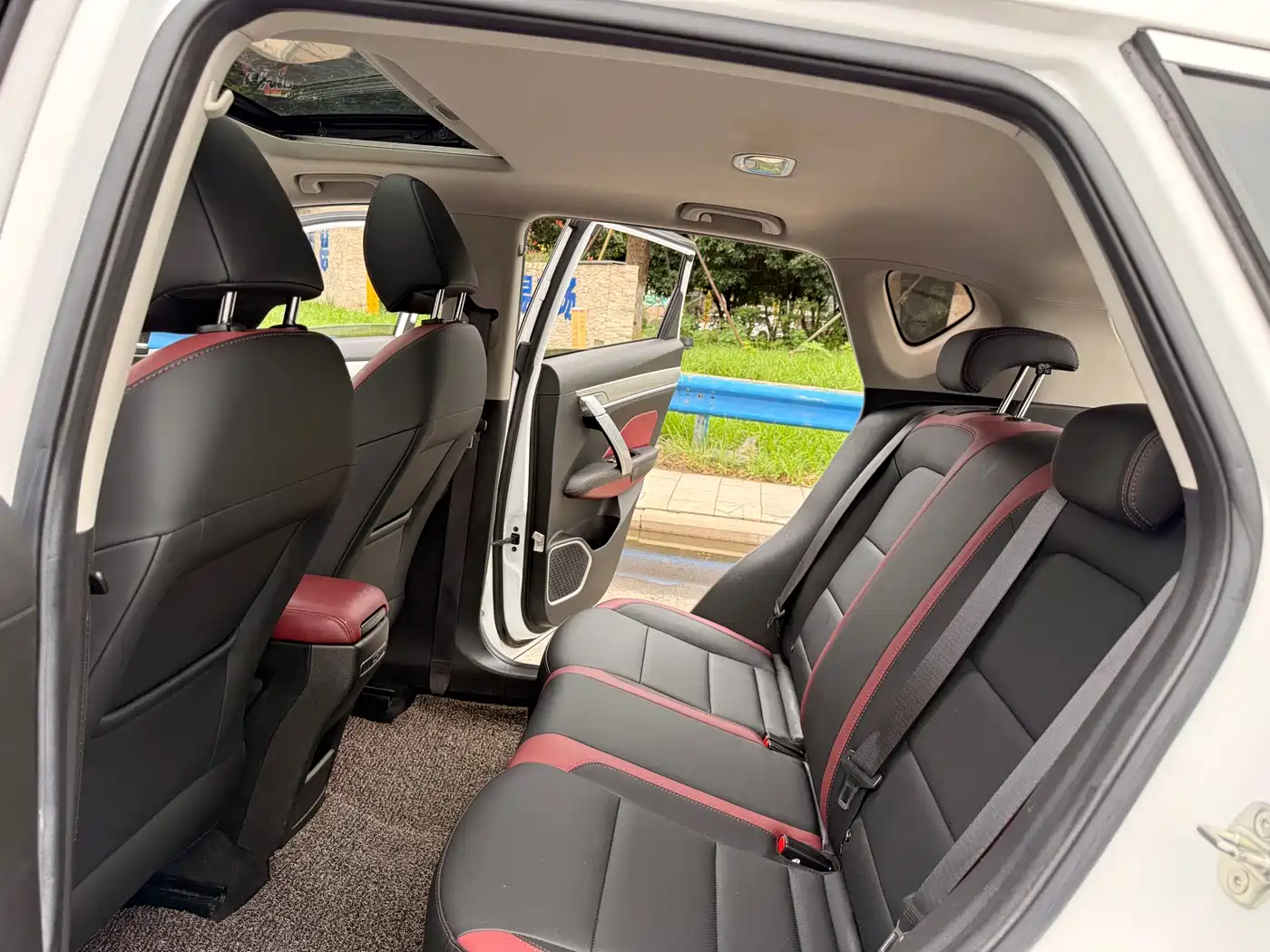 Photo 12 - Geely Binyue