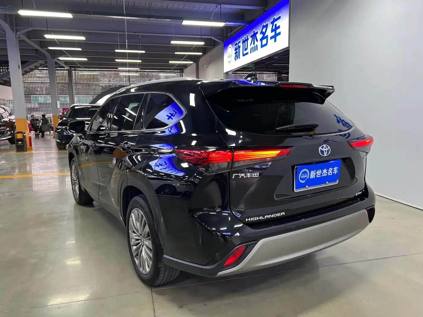 Toyota Highlander 2022 Model Dual Engine 2.5L 4WD Premium Edition 7-Seater фото 12