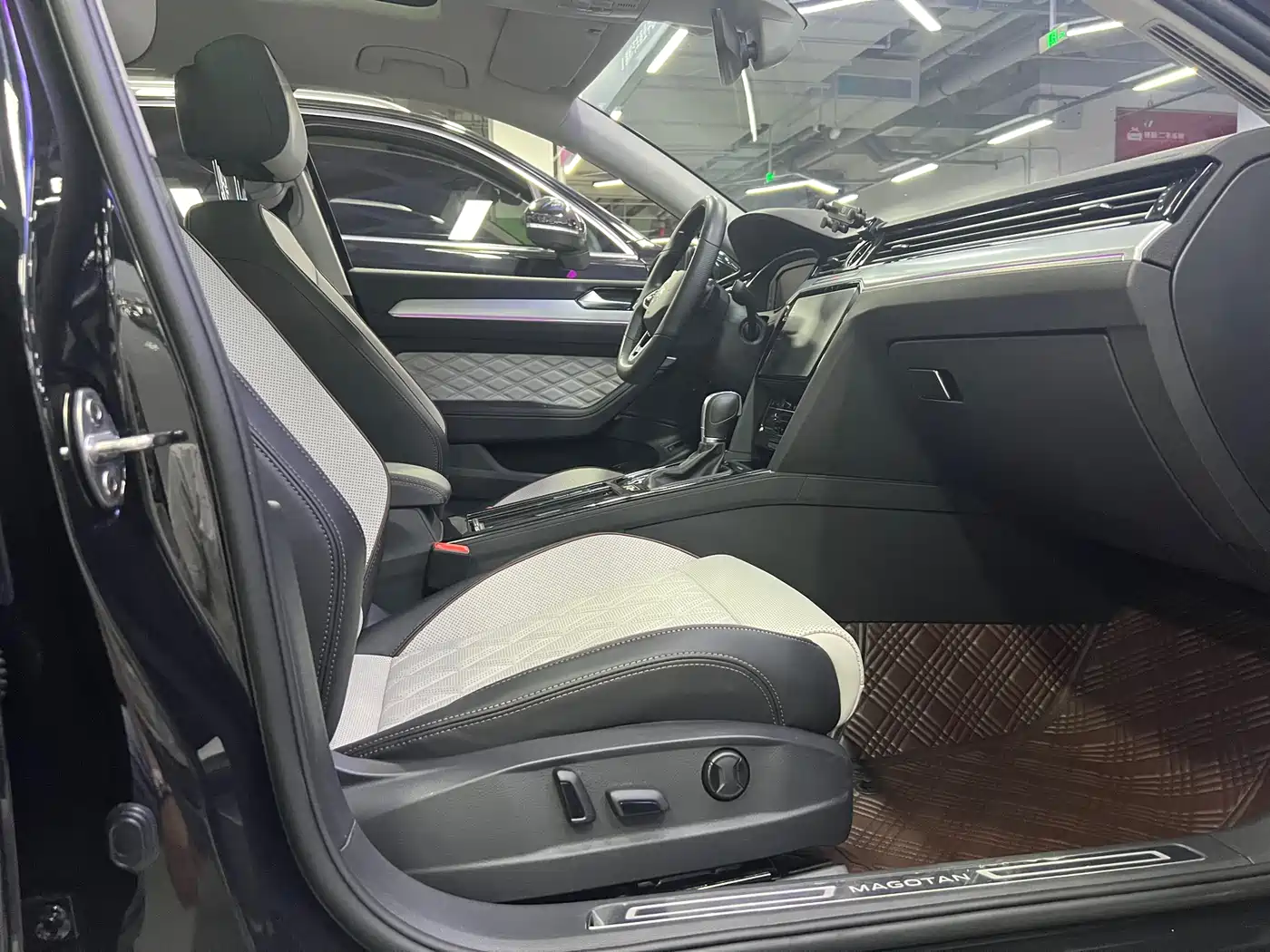Volkswagen Magotan 2023 Model 2 Million Commemorative Edition 330TSI DSG Luxury фото 5