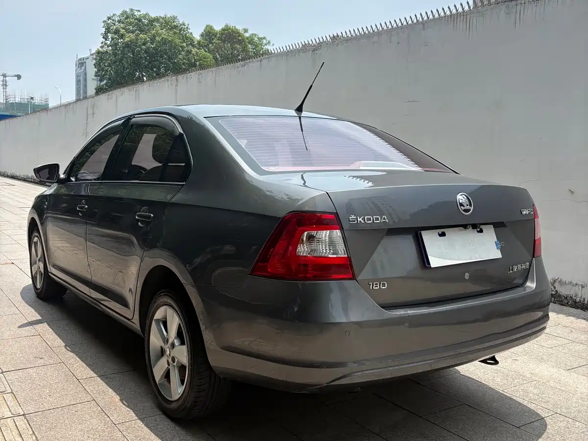 Škoda Rapid 2016 1.6L Automatic Pioneer Edition фото 4