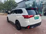 Photo 4 - Mitsubishi Outlander