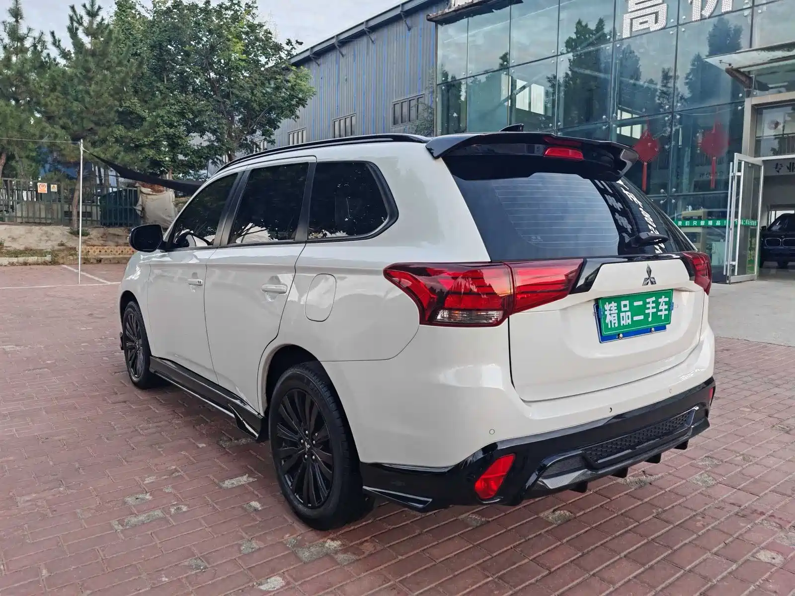 Photo 4 - Mitsubishi Outlander
