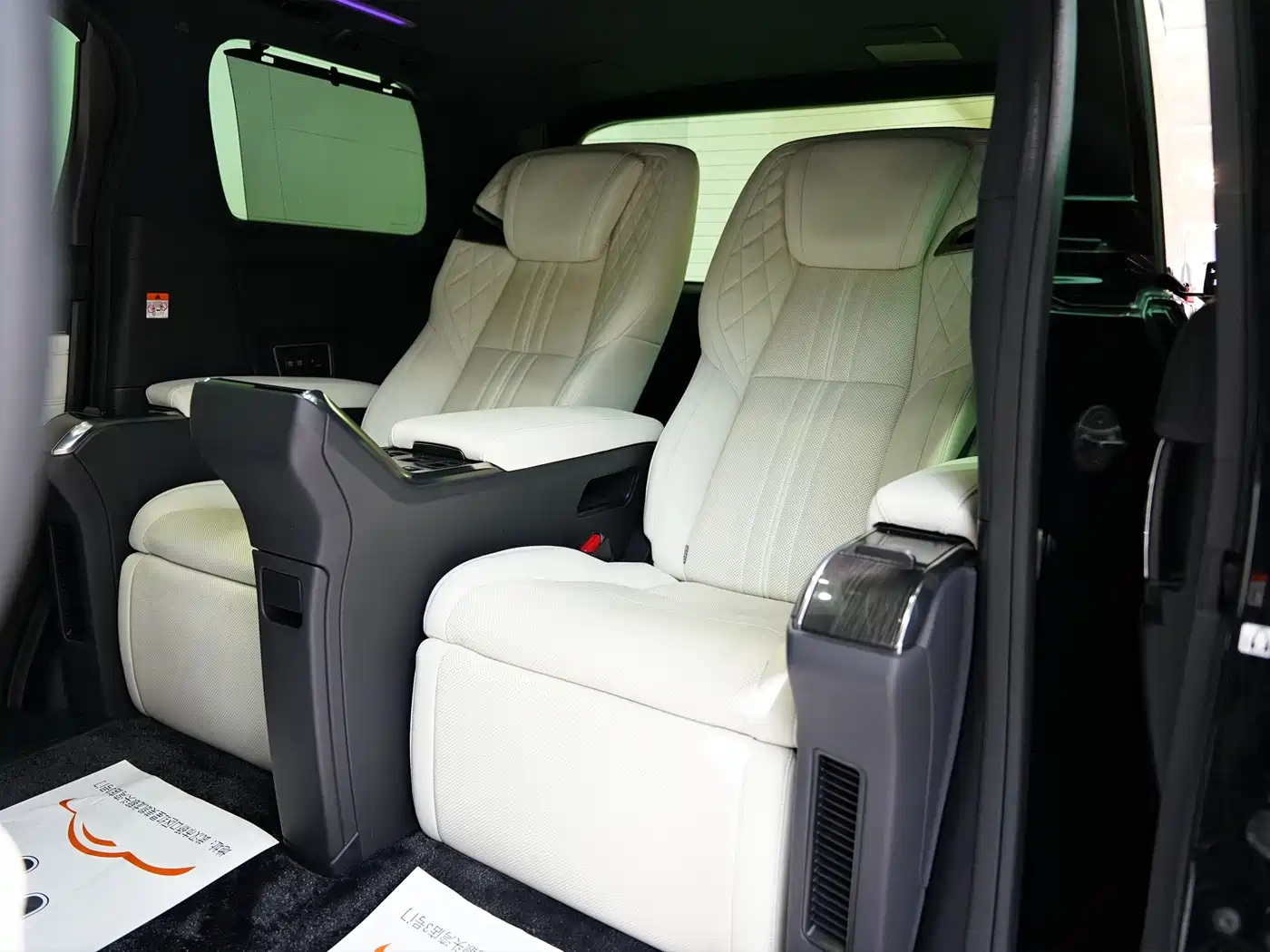 Lexus LM 2020 300h 4-Seat Imperial Edition фото 21