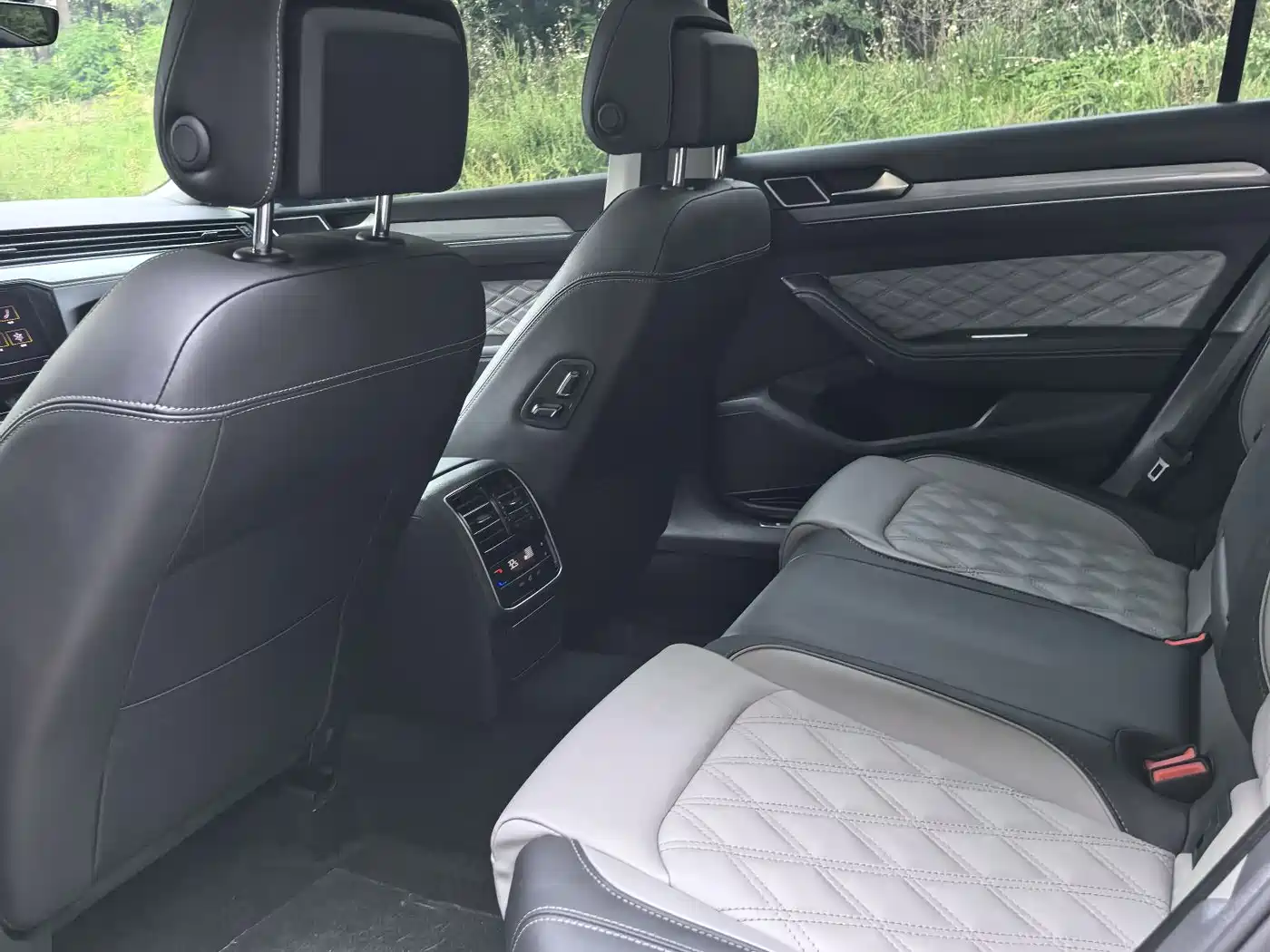Volkswagen Magotan 2023 Model 2 Million Commemorative Edition 330TSI DSG Luxury фото 8