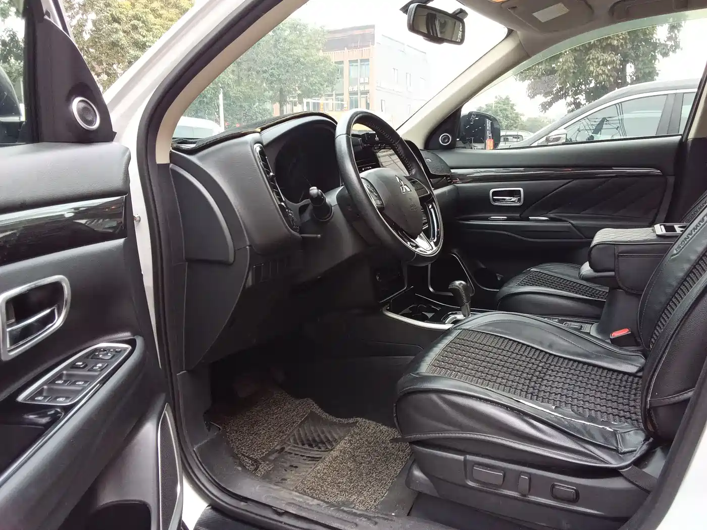 MITSUBISHI OUTLANDER