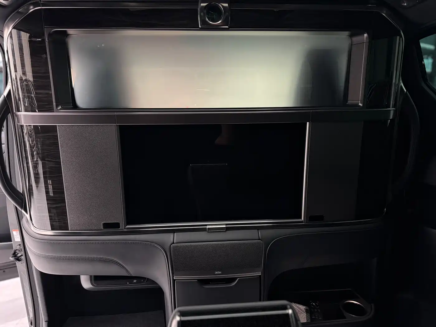 Lexus LM 2020 300h 4-Seat Imperial Edition фото 7
