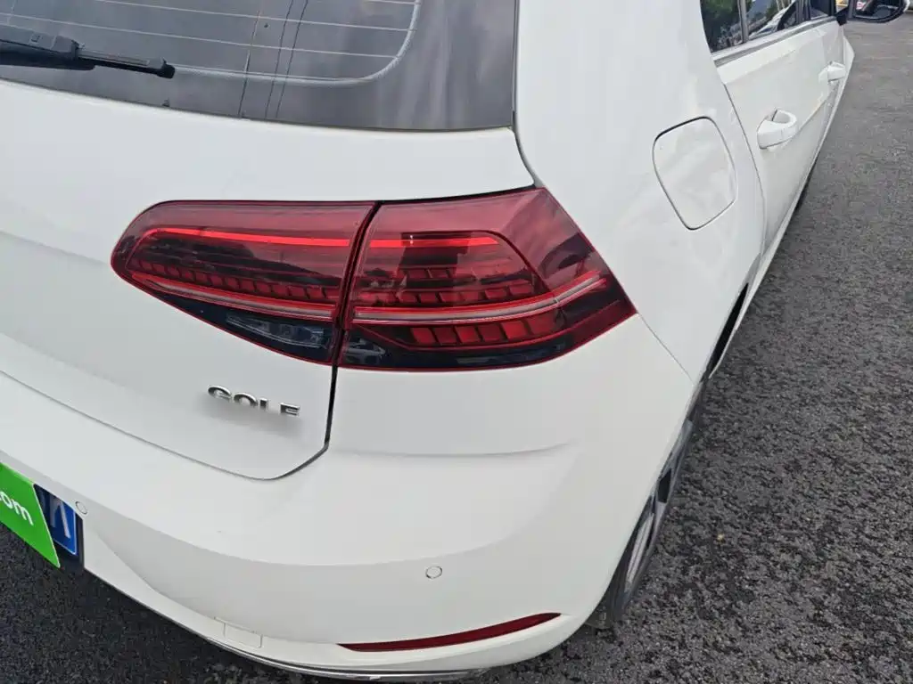 Photo 8 - Volkswagen Golf