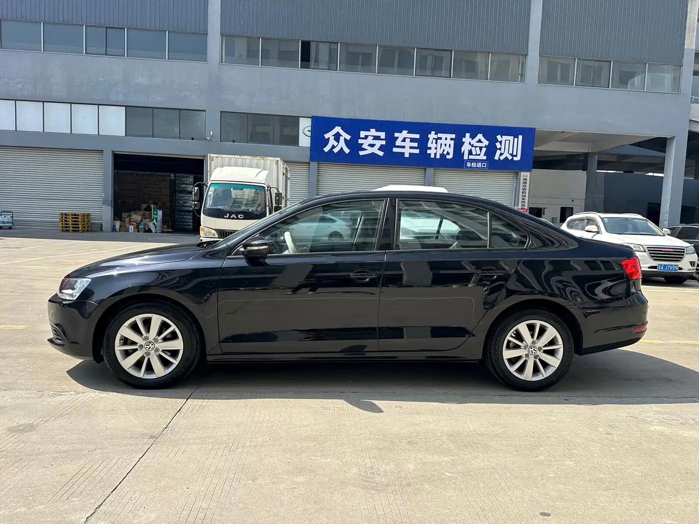 Volkswagen Sagitar 2014 1.6L Automatic Fashion фото 3
