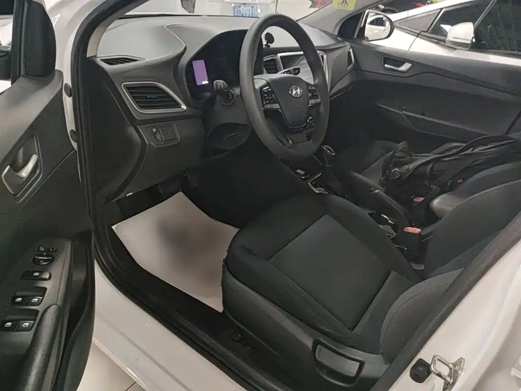 Hyundai Verna 2016 1.4L Automatic Cool Edition GLS фото 16