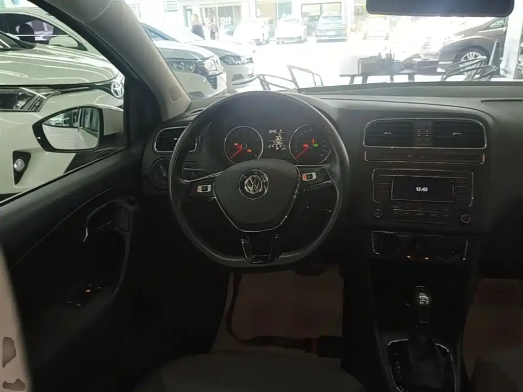 Volkswagen Polo 2016 1.6L Automatic Comfort фото 11