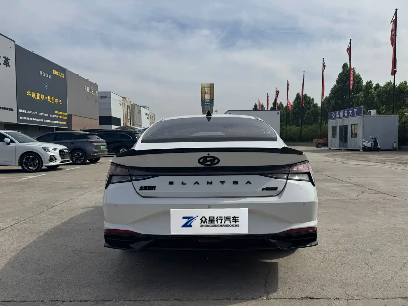 Hyundai Elantra 2021 1.5L CVT LUX Premium Edition фото 3