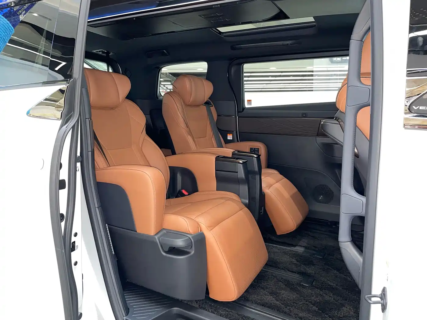 Toyota Vellfire 2026 2024 Crown Hybrid 2.5L Executive Premium Edition