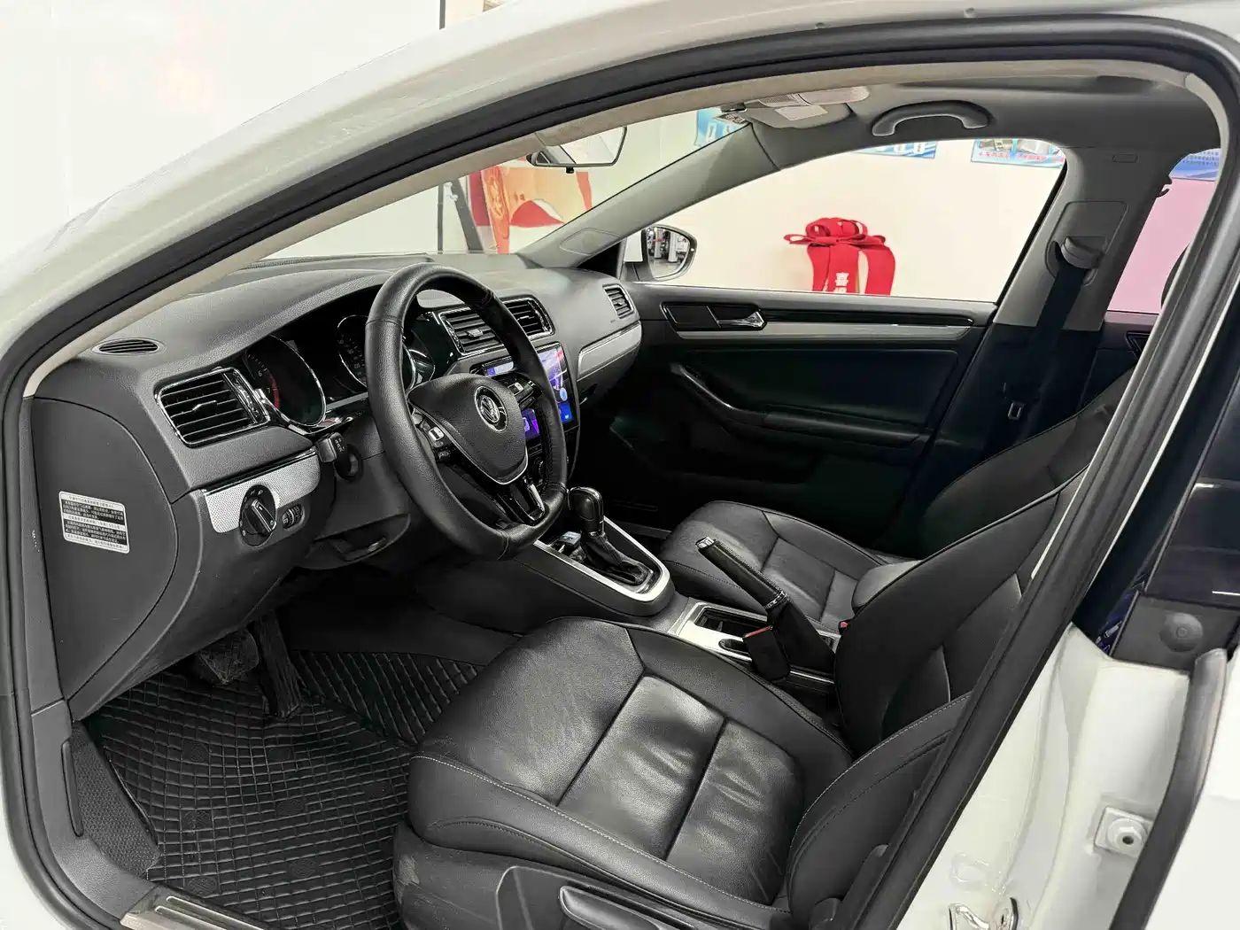 Volkswagen Sagitar 2015 1.6L Automatic Comfort фото 7