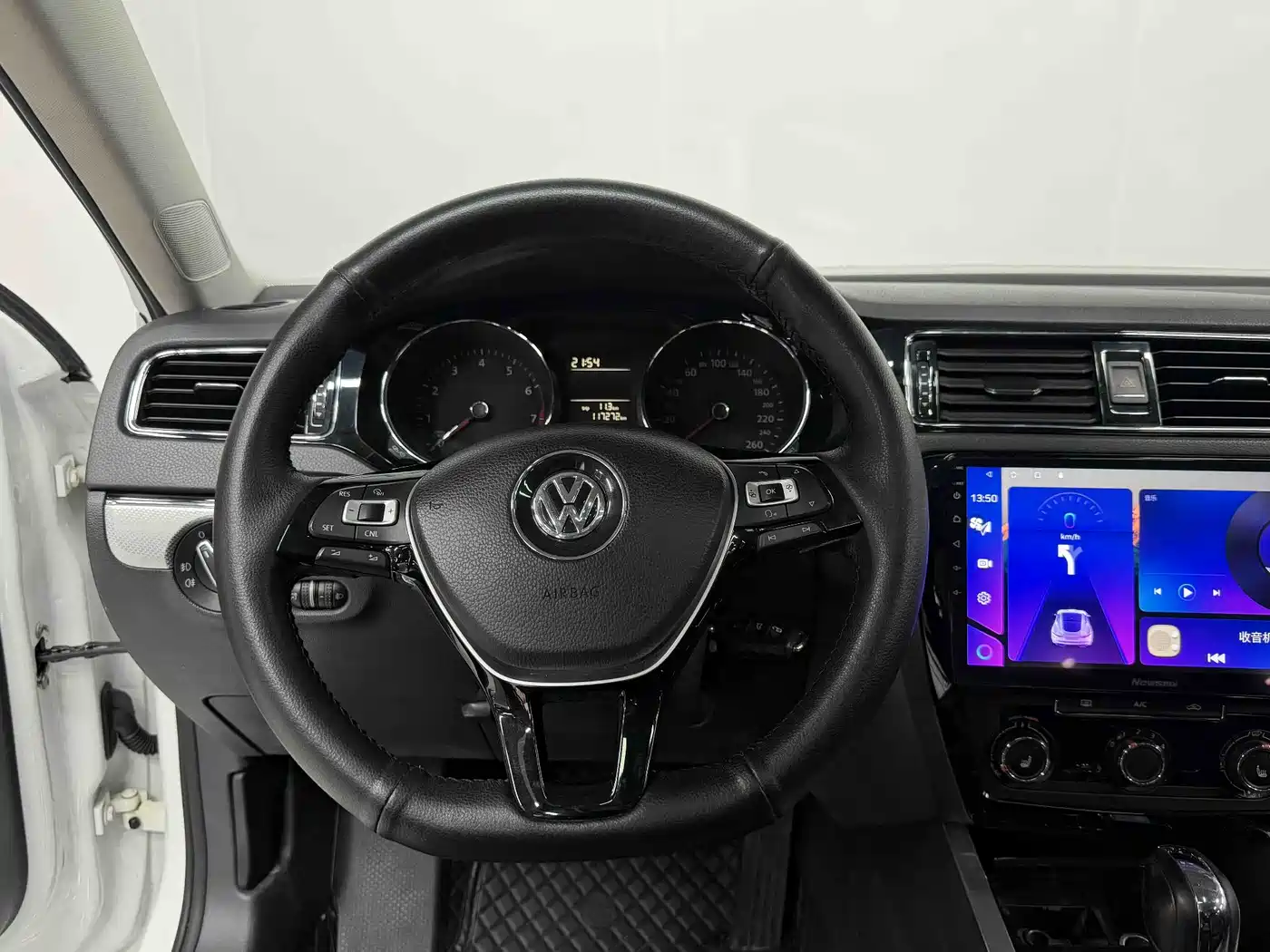 Volkswagen Sagitar 2015 1.6L Automatic Comfort фото 12