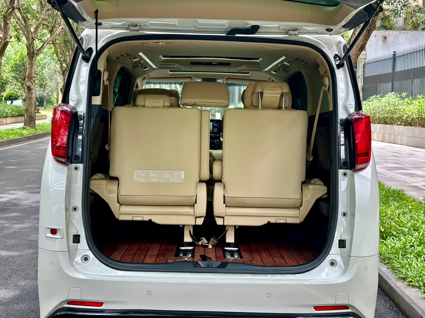 Toyota Alphard 2021 Hybrid 2.5L Premium фото 13
