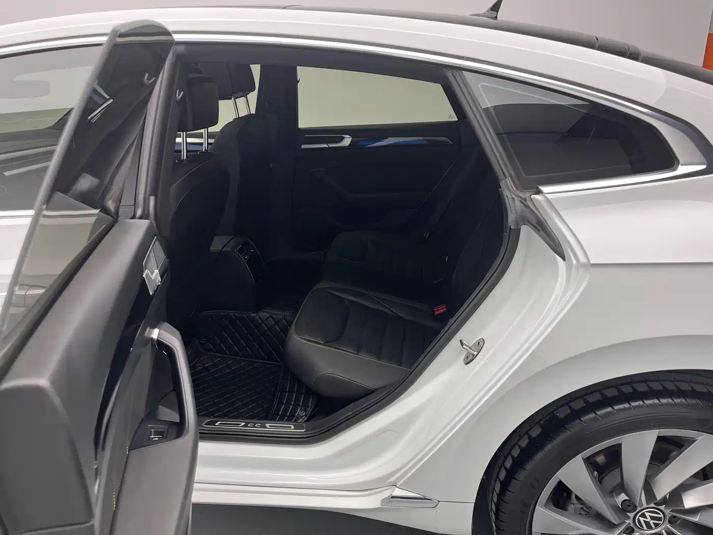 Volkswagen FAW-Volkswagen CC 2023 380TSI Eye-catching Edition фото 14