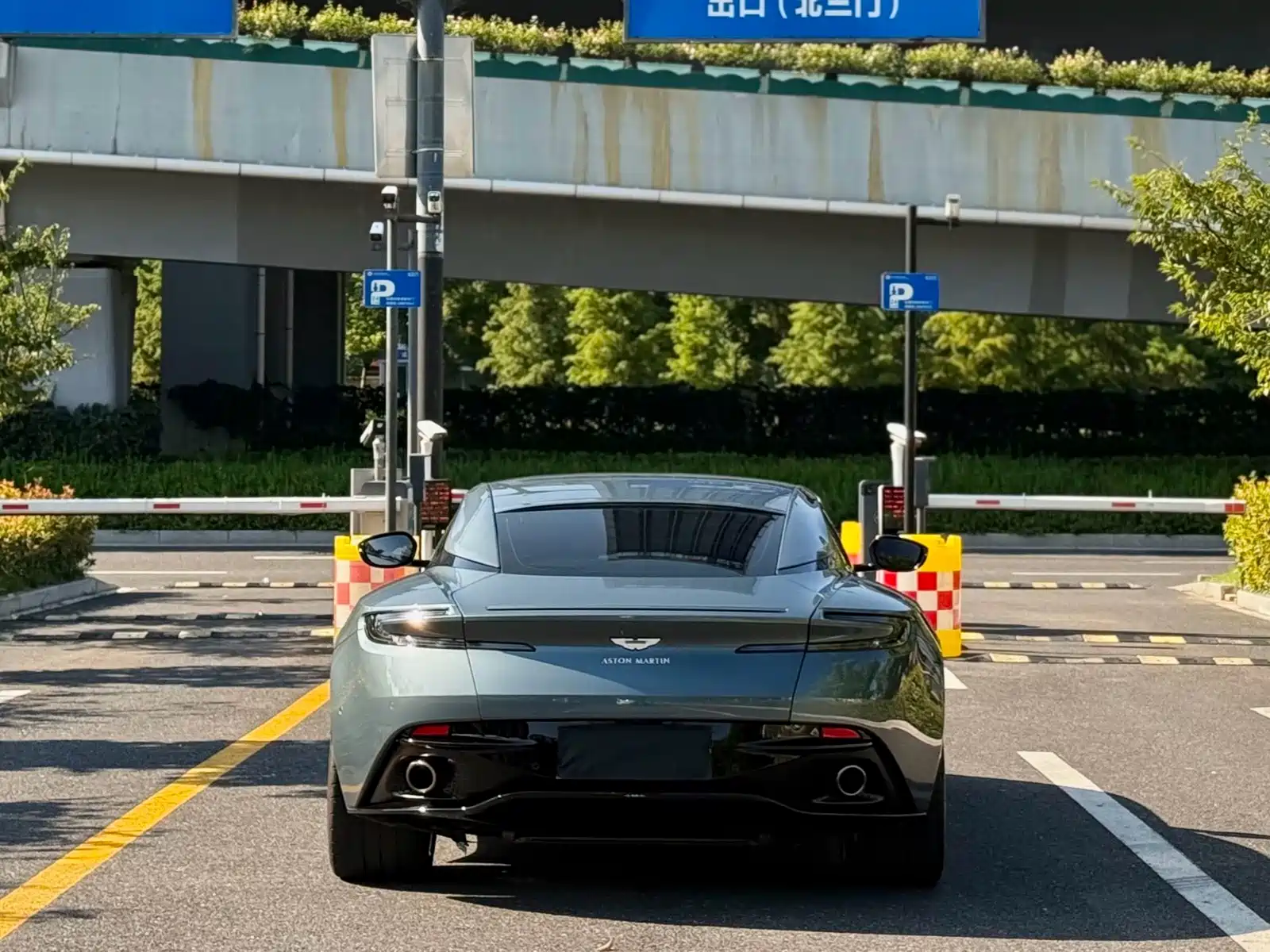 Фото 8 - Aston Martin DB11