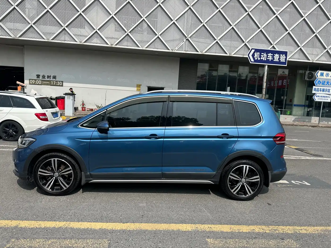Volkswagen Touran 2018 Touran L 280TSI DSG Frontier Edition 7-Seater China V фото 3