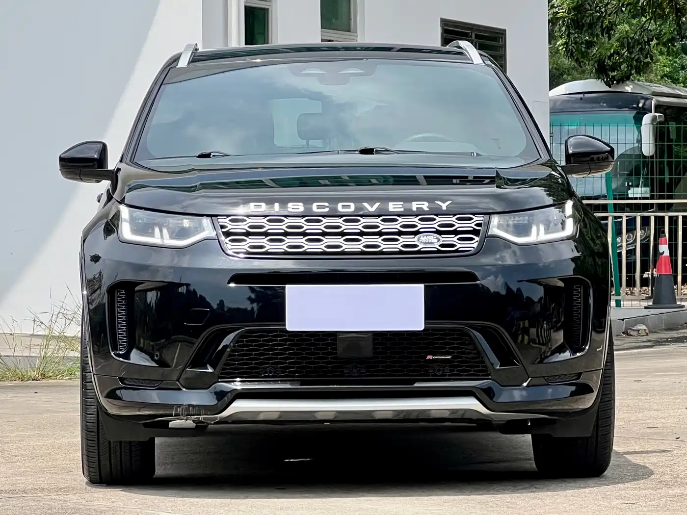 Land Rover Discovery Sport 2022 Model Year Facelift 249PS Metropolitan Edition фото 2