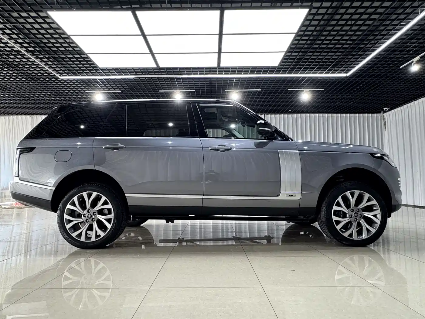 Land Rover Range Rover 2021 3.0 L6 Heritage Extended Classic Edition фото 15
