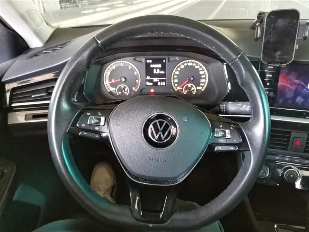 VOLKSWAGEN BORA