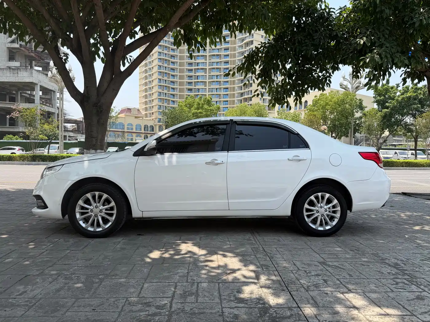 Фото 4 - Geely Vision