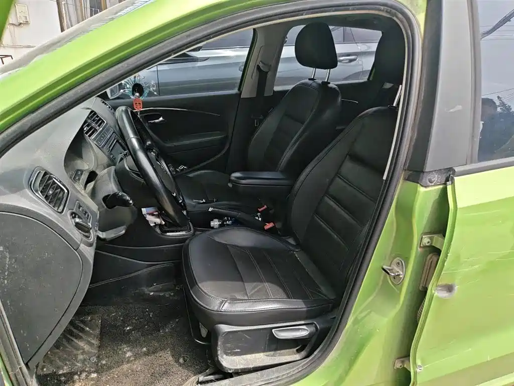Volkswagen Polo 2014 1.6L Automatic Luxury Edition фото 8
