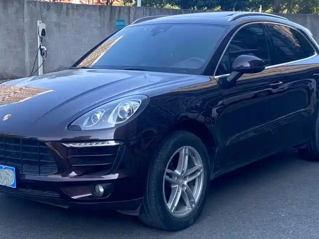PORSCHE MACAN