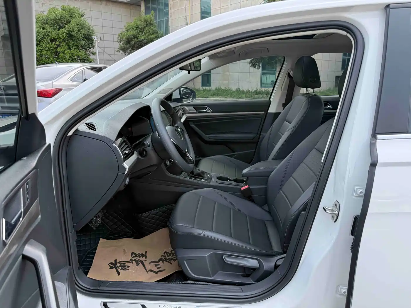 Volkswagen Lavida 2022 1.5L Auto Comfort Edition фото 12